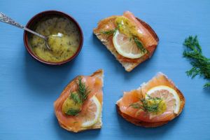 smørbrød med gravet laks og sennepssaus i skål