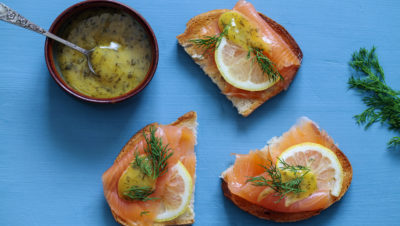 smørbrød med gravet laks og sennepssaus i skål