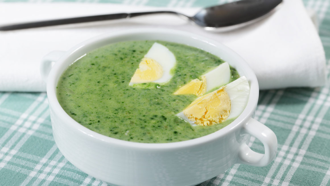 grønnkålsuppe med eggebåter i skål