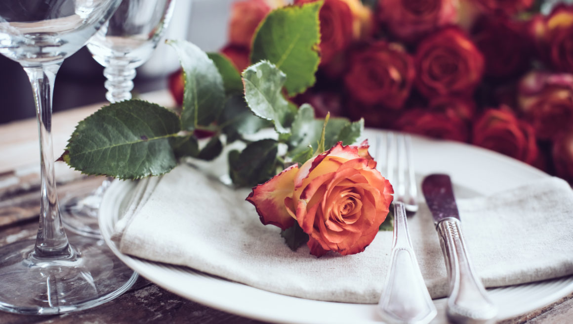 tallerken på bord med roser