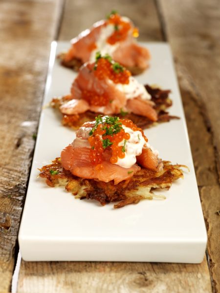 Rett til å bruke bildet sammen med oppskriften Sprøsteikt røst med rakfisk og rogn. Fra boka heiMAT, skrevet av Eivind Haalien og Berit Ildjarnstad.