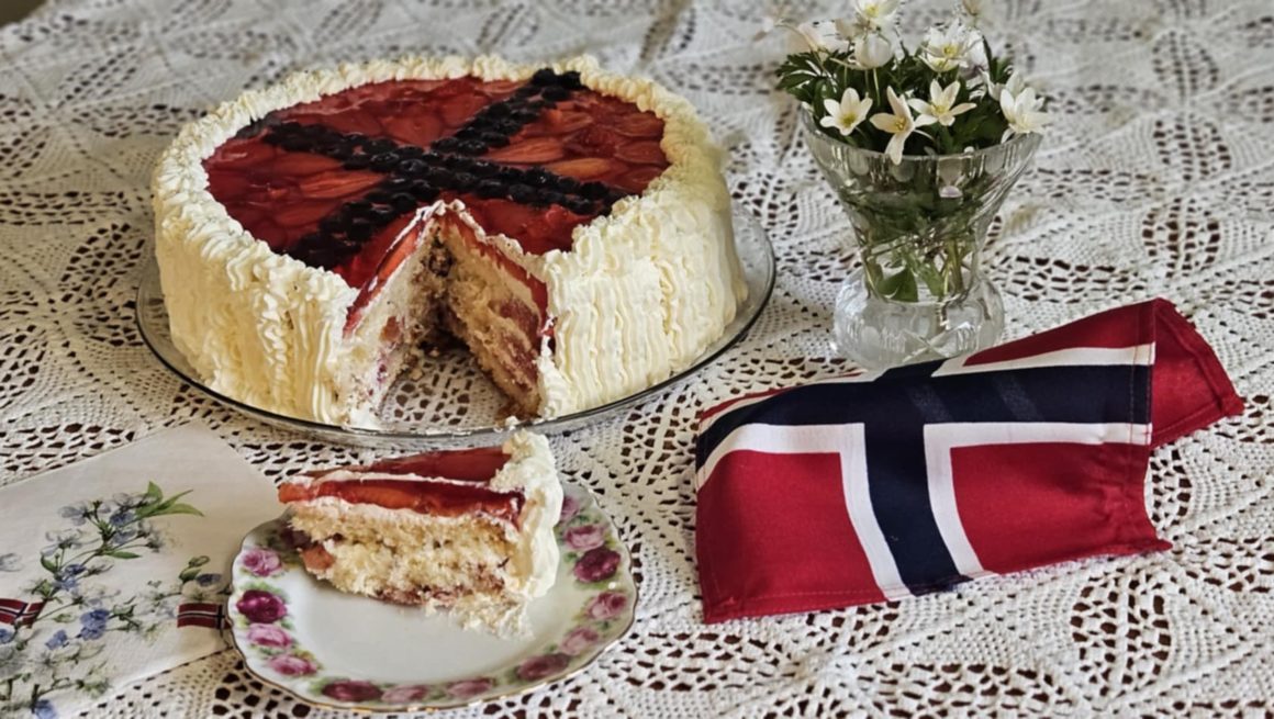 Bløtkake med gelelokk med jordbær