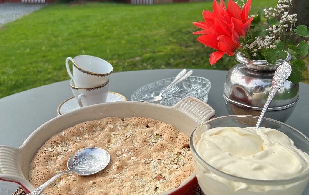 Rabarbrakake med havregrynmarengs