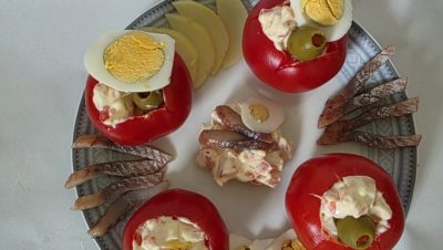 Spekesild med pikante fylte tomater fra Tjøme