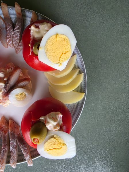 pynting av sildeanretning med pikante fylte tomater
