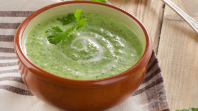 Bolette Bele beskriver de gode egenskapene til våre beiteplanter, mens Eva Øvren foreslår gode oppskrifter, laget på de samme plantene. En av oppskriftene er karvekålsuppe, hentet fra vår nettside norsktradisjonsmat.no. Foto: norsktradisjonsmat.no.