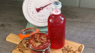 Råsaft av rabarbra og jordbær. Syltetøy lages av restene.
